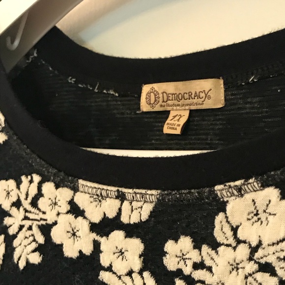 Long sleeve, exquisite, floral fabric blouse. - Picture 2 of 2